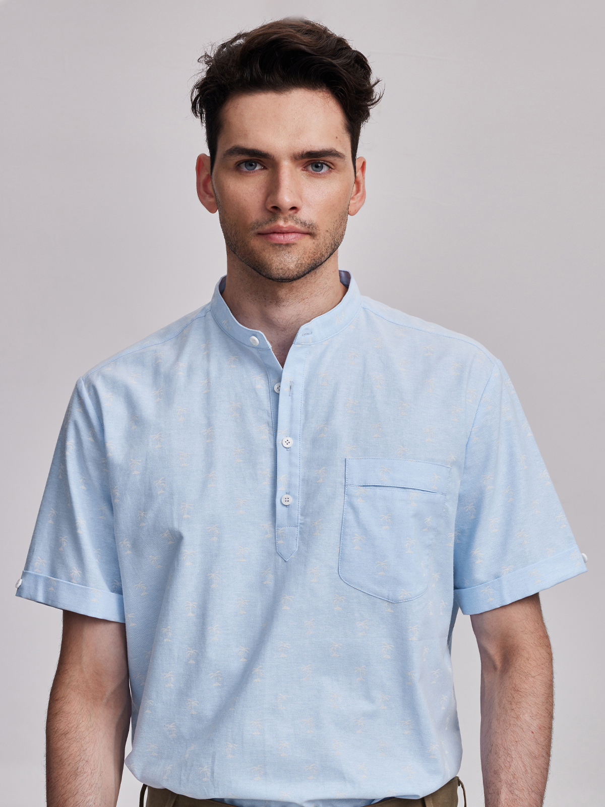 Dirndlbluse mit V-Ausschnitt in Blau
