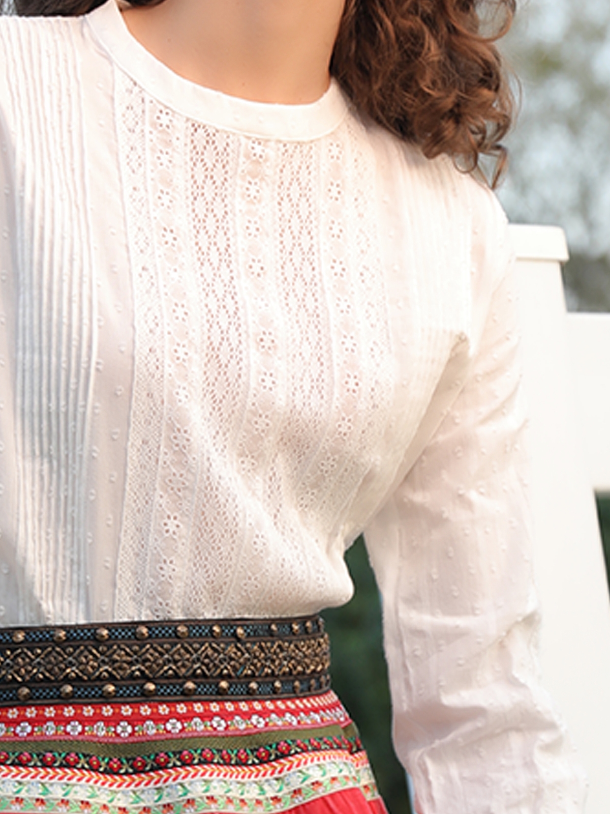 Dirndl Bluse in Weiß mit Spitzenbesatz