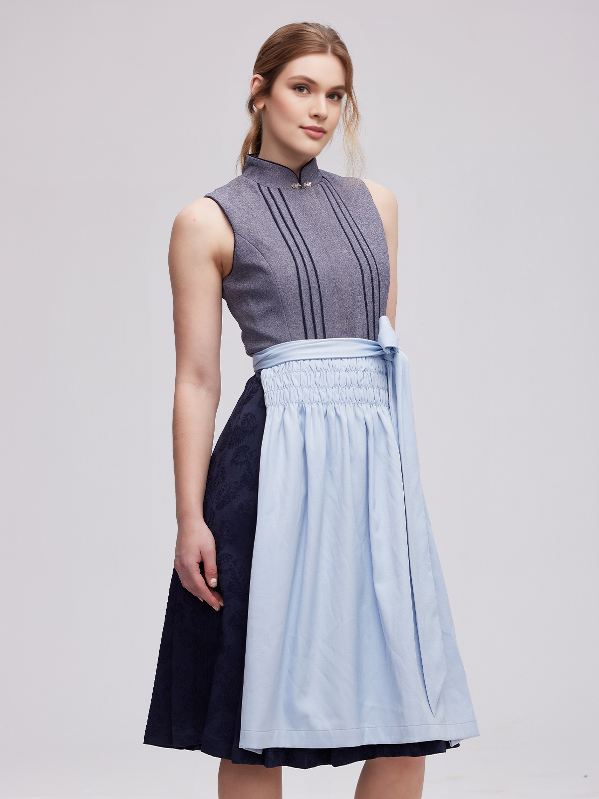 Modernes graues Dirndl mit raffinierten Details