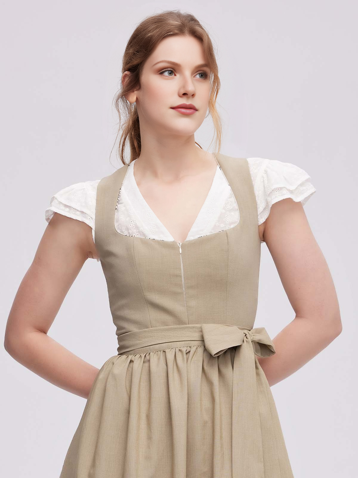 Ein grünes Dirndl mit passenden Accessoires