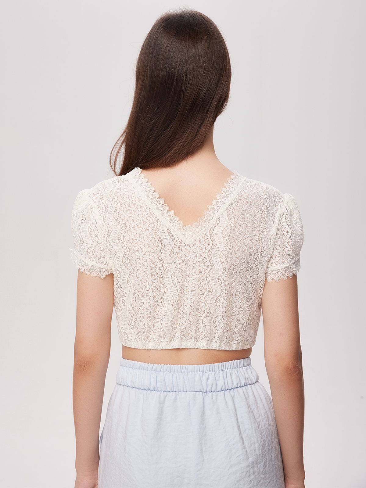 Weiße Dirndlbluse mit Spitzenbesatz