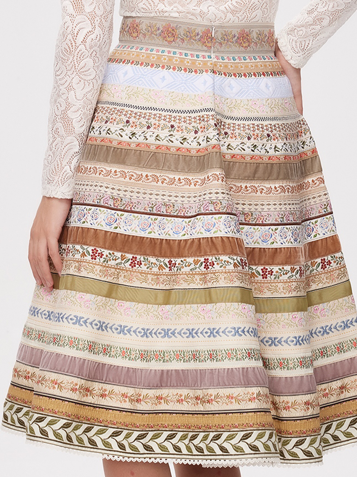 Ein modernes Dirndl mit kurzer Bluse in Beige