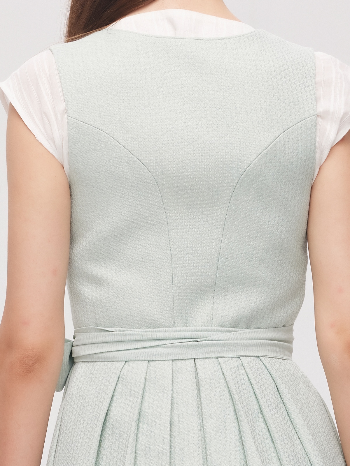 Dirndl in Grün mit floralen Details