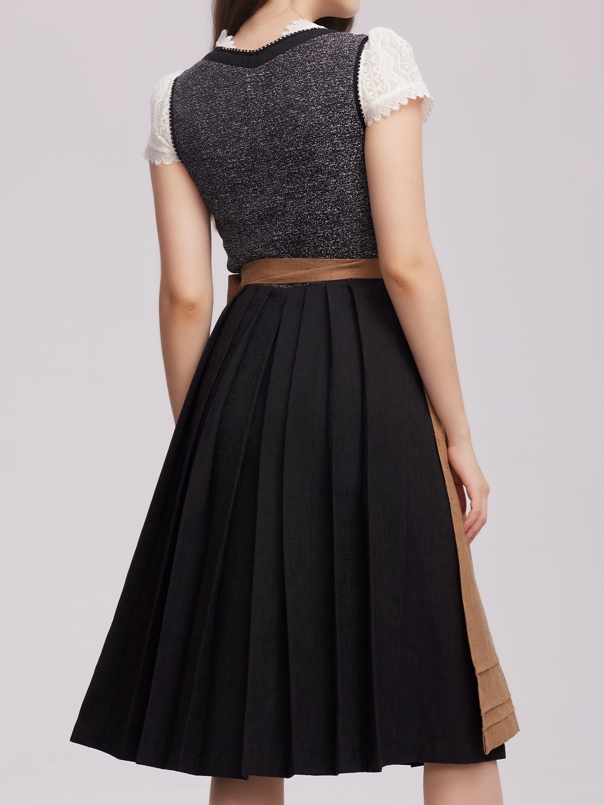 Dirndl in Schwarz mit moderner Frisur