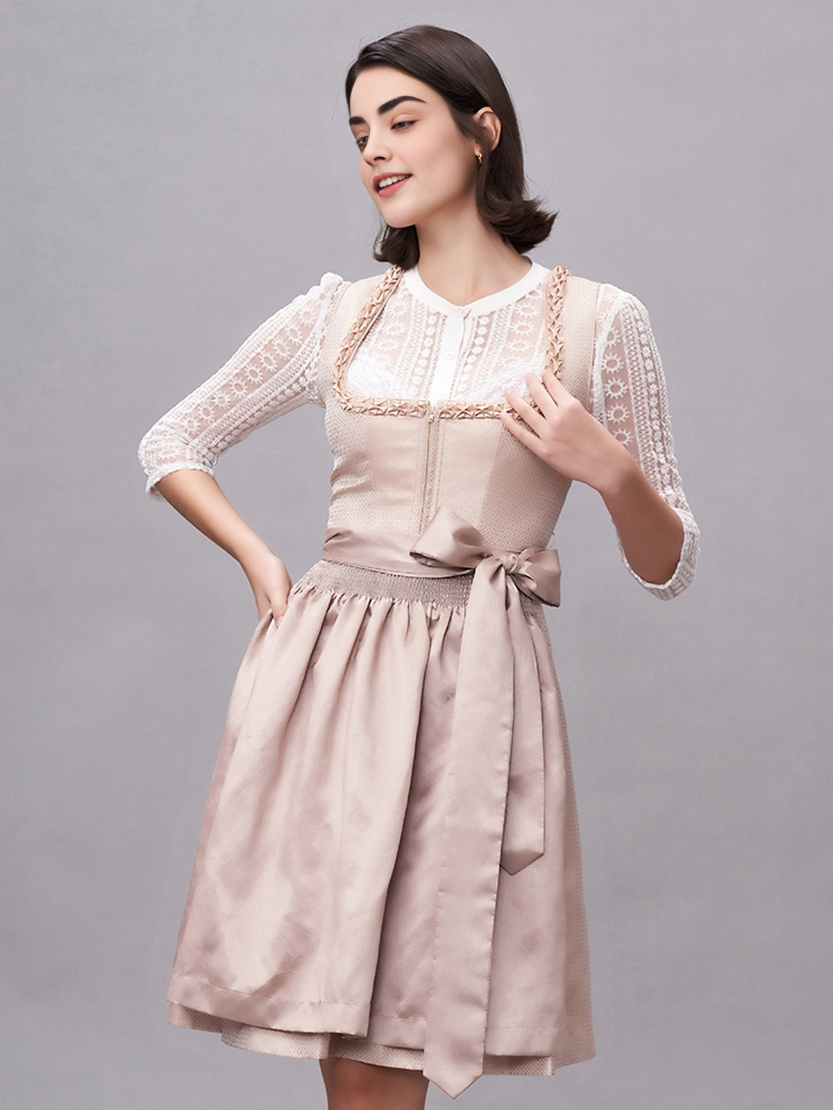 2078 Dirndl in Beige mit modernen Details