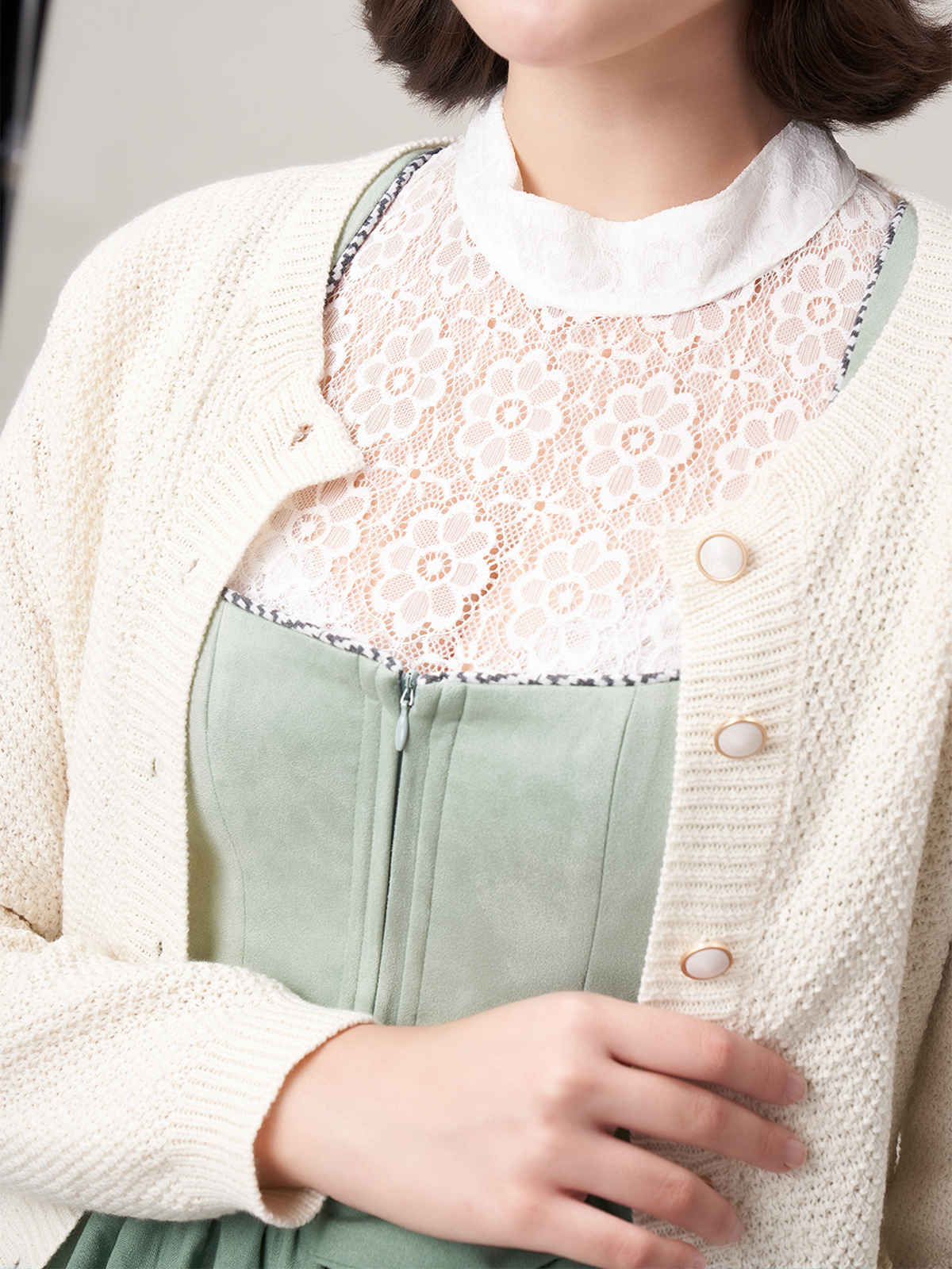 Samt Dirndl in Weiß mit floralen Details