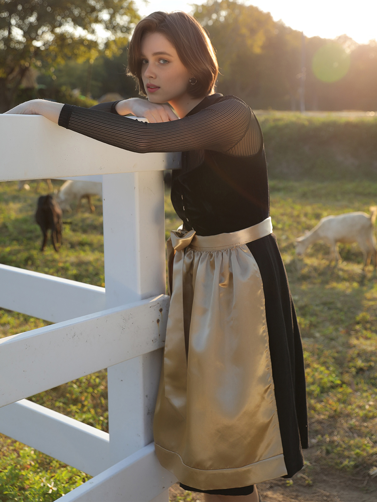 Modernes oranges Dirndl mit schwarzer Schürze