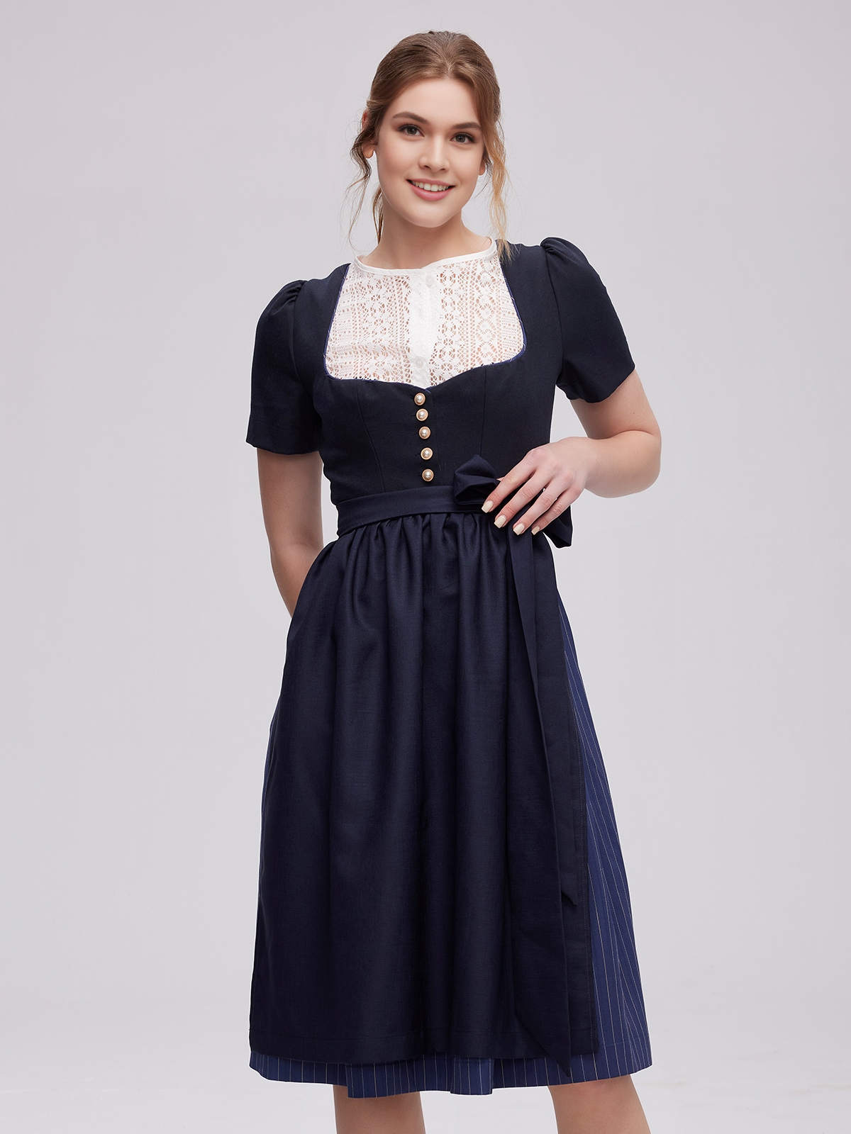 Dirndl in Blau mit harmonischer Accessoire-Kombination
