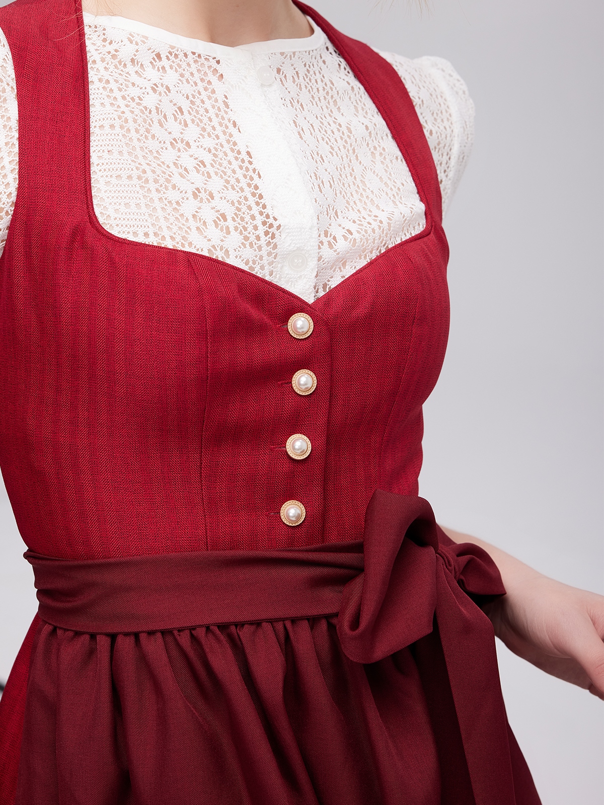 Ein elegantes rotes Dirndl mit floralen Details