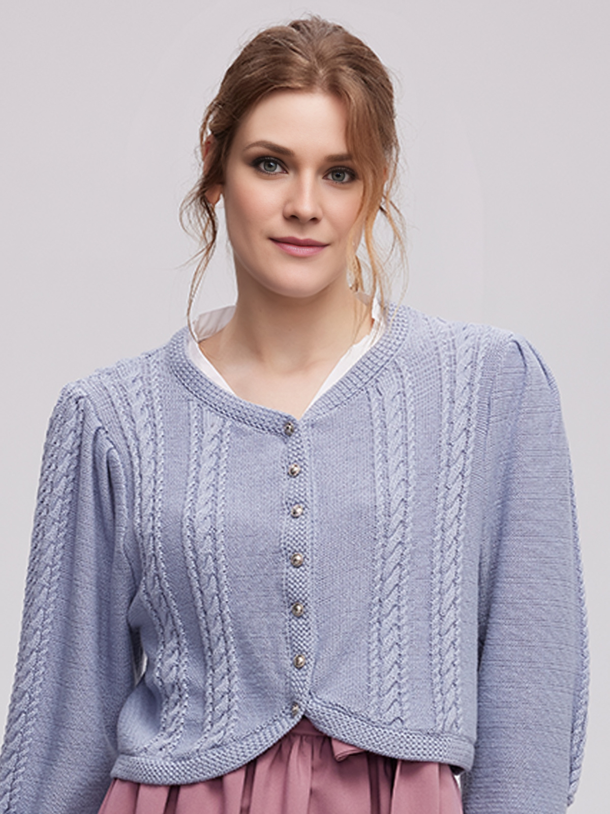 Dirndl in Blau mit floralen Details
