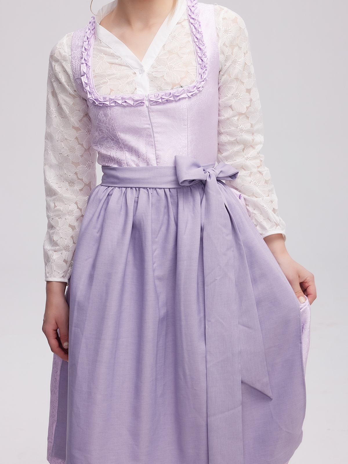 Dirndlbluse schwarz hochgeschlossen
