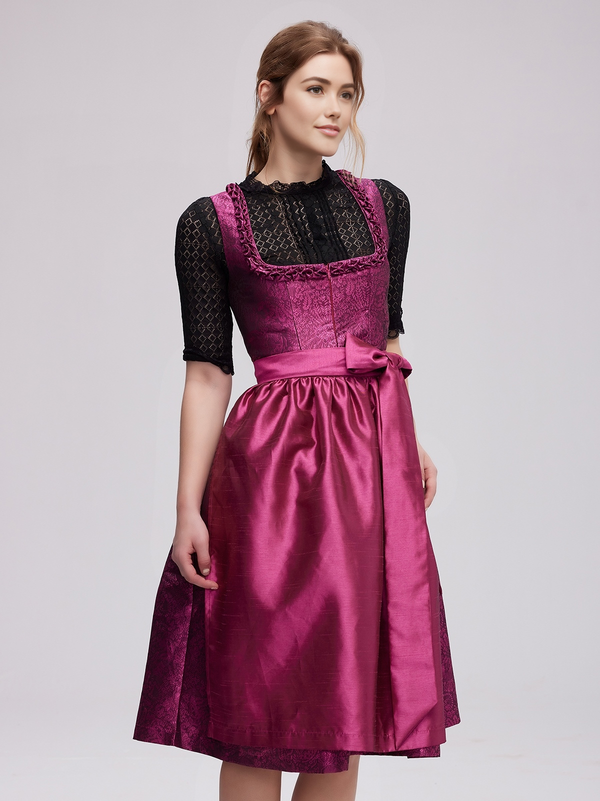 Dirndl in Pink mit schwarzer Bluse