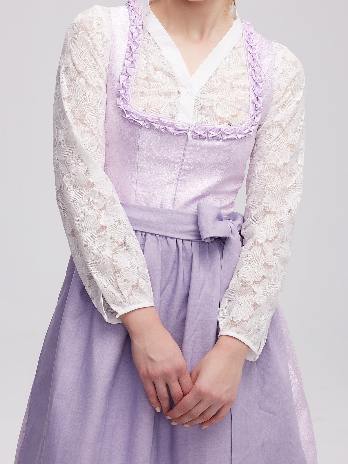 Dunkelrotes Dirndl mit floralen Details