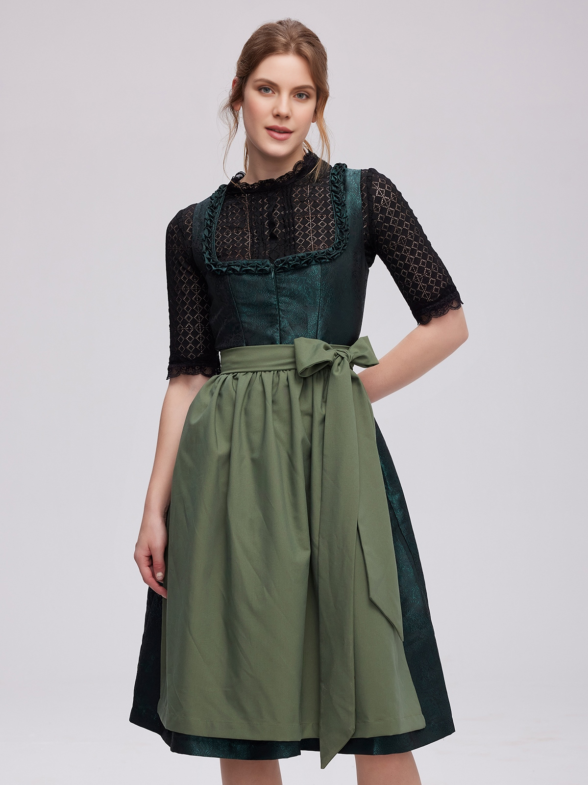 Dirndl in Brombeerfarben