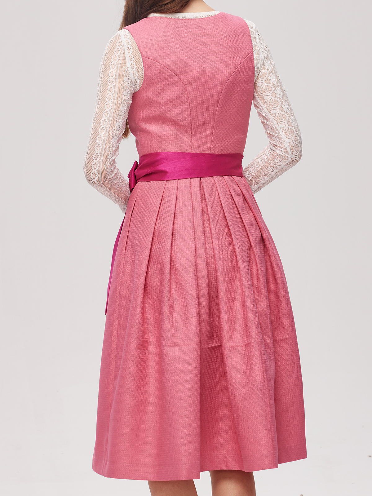 Dirndl in zartem Hellgrün mit floralen Details