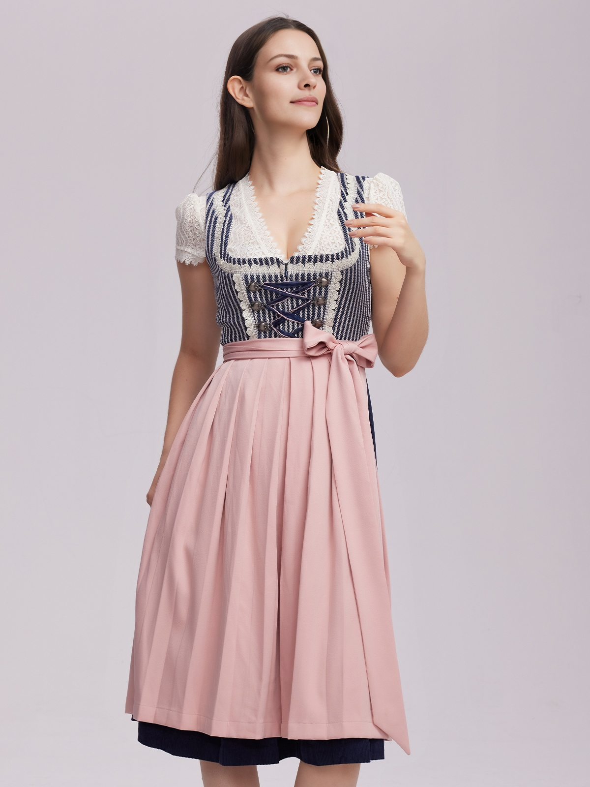 Modernes blaues Dirndl mit Knopfleiste