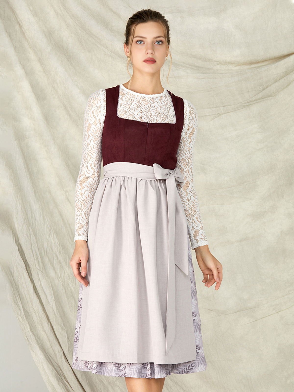 Ein elegantes lila Ja Mei Dirndl mit feinen Stickereien