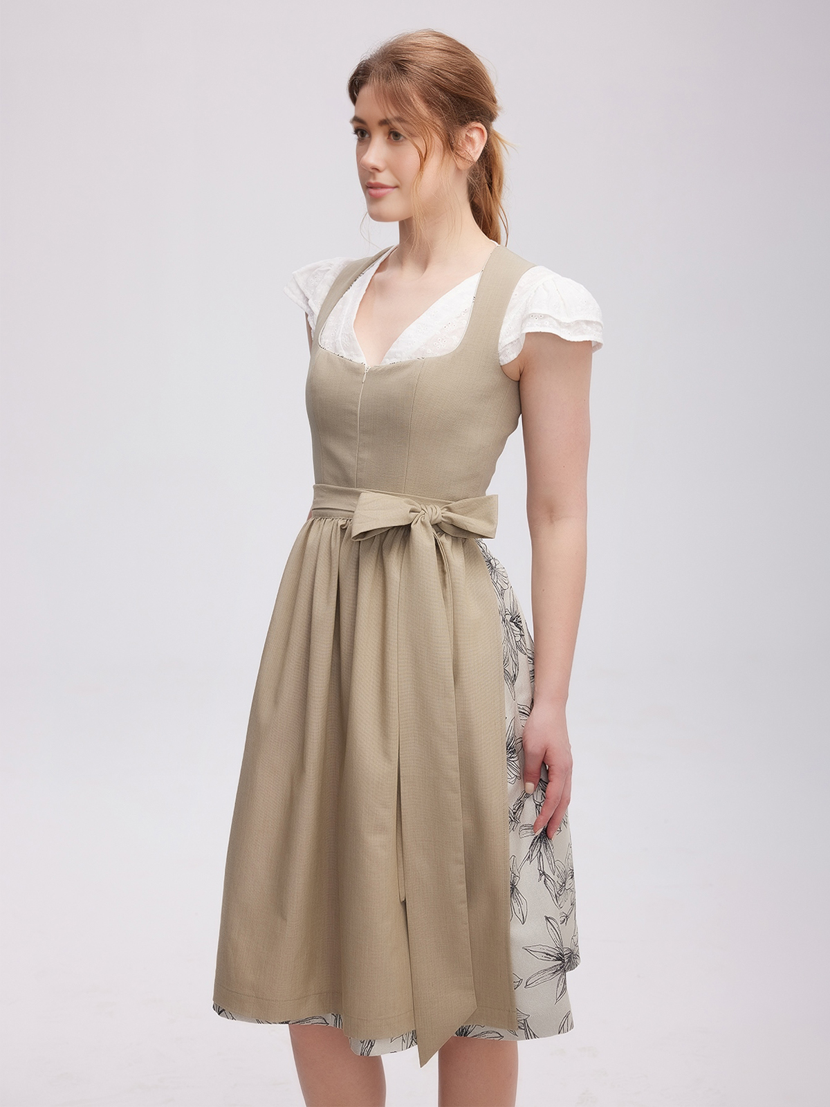 Samtdirndl in Grün – Eleganz trifft Tradition