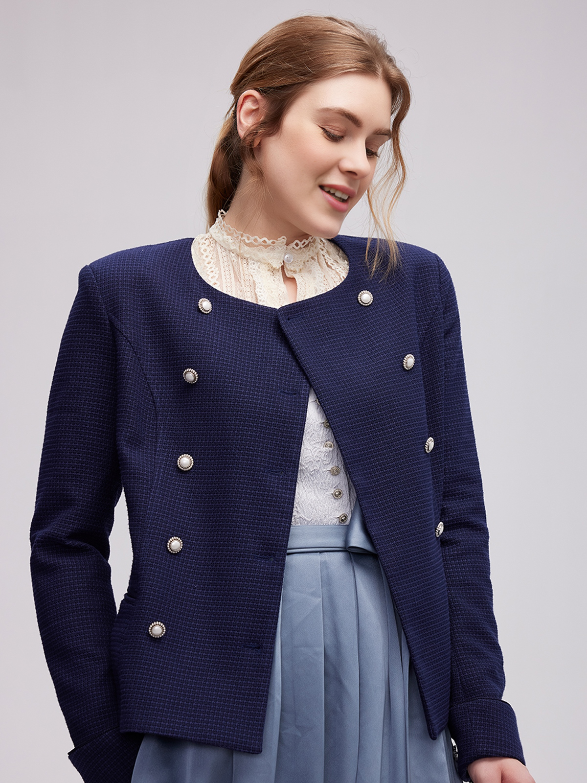Modernes Dirndl in Blau mit floralen Details