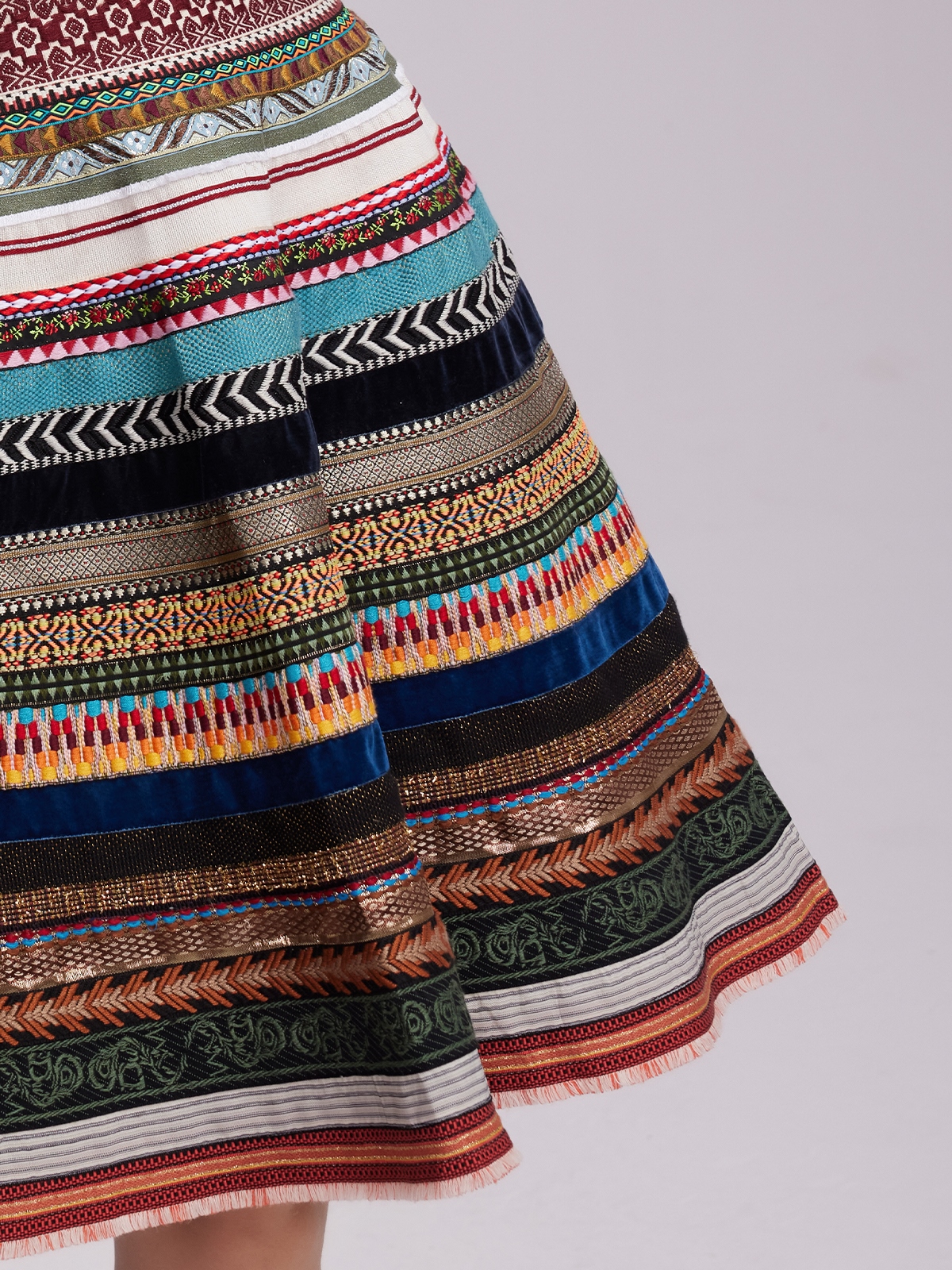 Dirndl in Braun mit traditioneller Stickerei